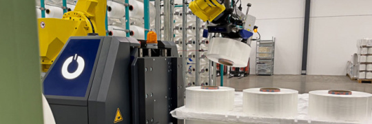 Installation de grands rouleaux avec un robot.