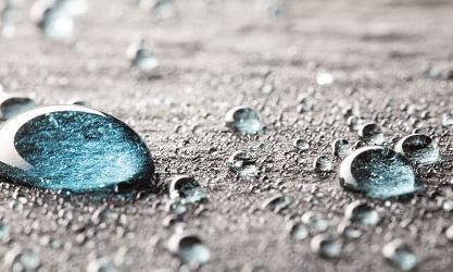 Goutte d'eau en gros plan. Symbole d'une boîte avec des flèches.