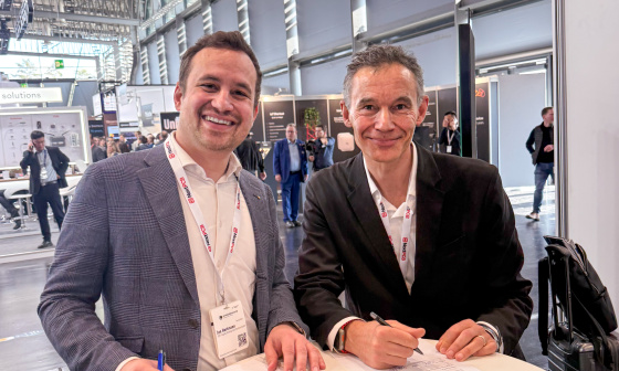 Jan Hartmann et Jean Ferré lors de la signature du contrat