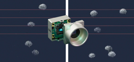 Caméra uEye EVS devant la comparaison d'images avec des balles en mouvement, à gauche au ralenti, à droite en temps réel avec compteur.