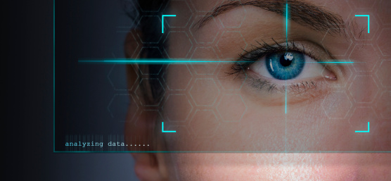 Œil humain dans le champ de vision d'une caméra avec le texte "analyse des données".