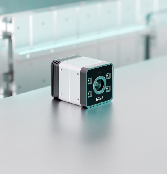 Caméra IDS Nion 3D sur une table, conception compacte pour applications industrielles
