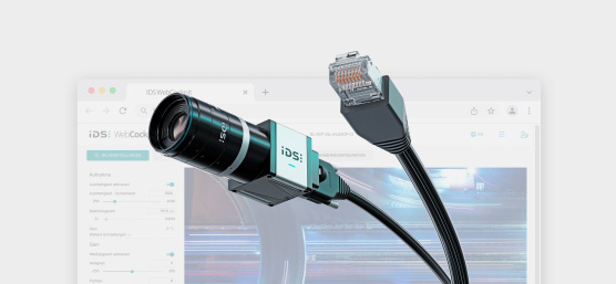 Caméra de surveillance industrielle uEye SCP devant une capture d'écran