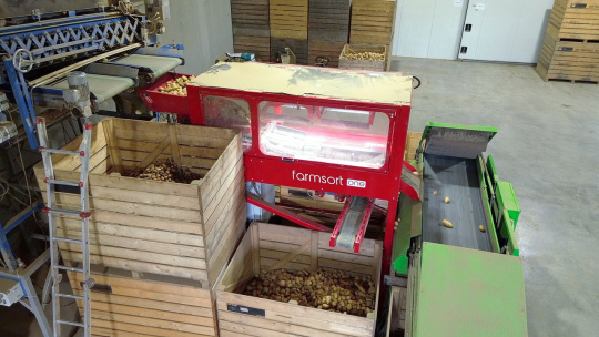 L'installation Farmsort.one trie les pommes de terre sur une ligne de tri existante.