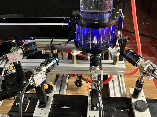 Dispositif expérimental avec plusieurs caméras industrielles EVS pour le diagnostic 3D des flux dans un récipient transparent