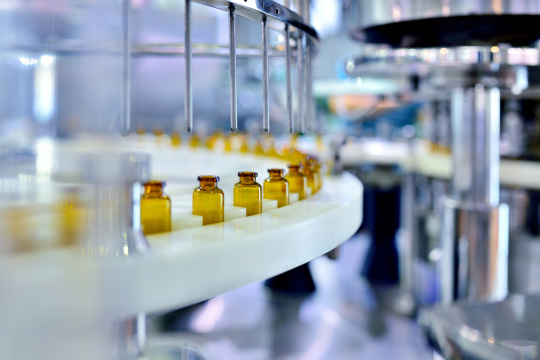Les flacons de médicaments passent dans une machine