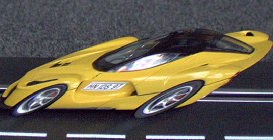 Petite voiture jaune avec effet rolling shutter