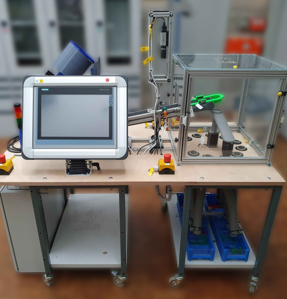 Montage expérimental d'une machine de tri de briques de serrage avec une caméra IDS et un écran