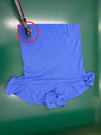 T-shirt bleu sur fond vert, caméra uEye XC sur bras articulé effectuant un contrôle par le haut