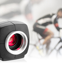 Caméra industrielle uEye sur un arrière-plan flou avec un cycliste