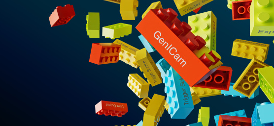 Lego multicolores avec inscriptions en vrac sur fond sombre.