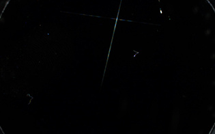 Image presque noire d'une vitre sur laquelle rien n'est visible