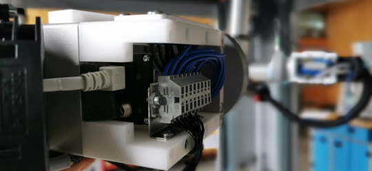 Installation composée d'une caméra GigE Vision d'IDS avec éclairage, montée sur un bras de robot