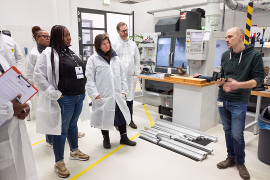 La délégation MIT REAP en visite dans le service de développement hardware d’IDS.
