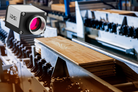 Caméra industrielle IDS uEye SE et panneaux de parquet dans une machine.