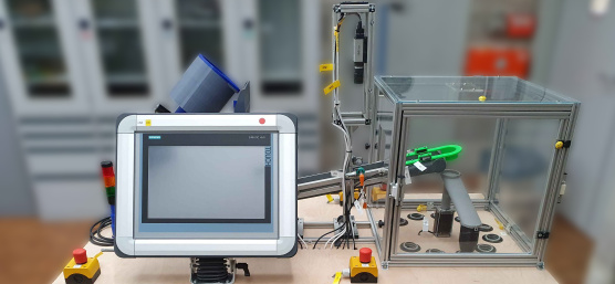 Montage expérimental d'une machine de tri de briques de serrage avec une caméra IDS et un écran