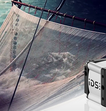 Un filet de pêche dans la mer, au premier plan une caméra industrielle IDS.