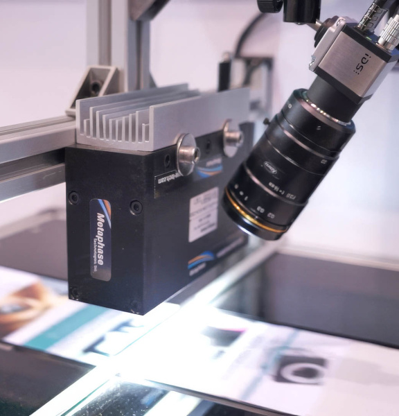 La caméra IDS uEye avec objectif observe une production de papier imprimé