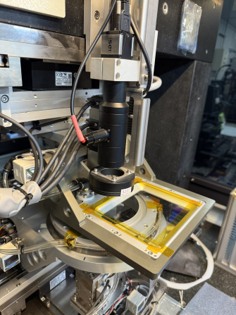 Alignement de haute précision basé sur une caméra dans une cellule de fabrication automatisée pour les processus de die-bonding