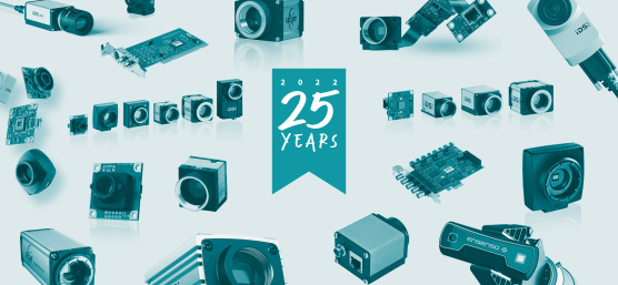 Collage du sceau 25 Years IDS et des caméras IDS autour.